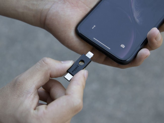 ���� ����� ����� YubiKey 5Ci USB-C & Lightning